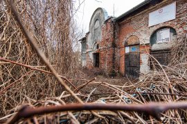 Neutěšený vzhled synagogy, podobně jako smutný osud místních Židů (2024)