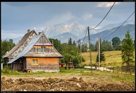 Pohled na Giewont přes dřevěnou chalupu starousedlíků v boční části Kościeliska