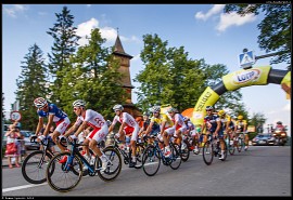 Tour de Pologne - vrchol stoupání v Kościelisku, před dřevěným kostelem