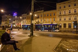 Autobusové noční rozjezdy v Krakově, řidič u hlavního nádraží čeká na čas odjezdu (2017)