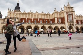 Život v Krakově - radost na hlavním náměstí Rynek Główny (2017)