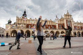 Život v Krakově - radost na hlavním náměstí Rynek Główny (2017)