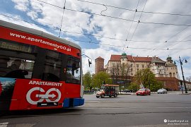 Tramvaj projíždí pod wawelským hradem (2017)