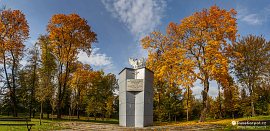 Podzimně zbarvený park ve městě Mszana Dolna (2016)