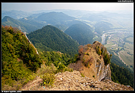 Pohled z vrcholu Tři koruny (Trzy korony, 982 m) do údolí Dunajce a na obec Sromowce Niżne