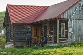 Místní obyvatelé u chalupy dobrovolných hasičů v Bukowci (2017)