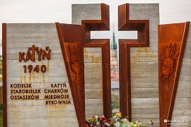 Památník vyhnancům na Sibiř a obětem katyňského masakru (Pomnik Zesłańców Sybiru i Ofiar Katynia) (2017)