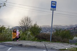 Autobusová zastávka na hoře Zniesienie, blíží se silný déšť (2017)