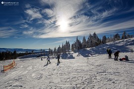 Malý svah s dětským vlekem na vrcholu Skřičného pro učení lyžování (2020)