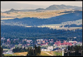 Spišské Pieniny (Pieniny Spiskie) při pohledu z hory Kotelnica - v pozadí vidíme Dursztyńskie Skałki, konkrétně Červenou skálu (Czerwona Skała), i horu Żar