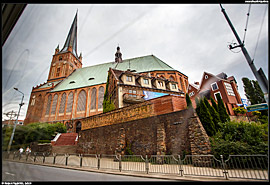 Štětín (Szczecin) - katedrální bazilika sv. Jakuba (Bazylika archikatedralna św. Jakuba) pohledem přes okno tramvaje