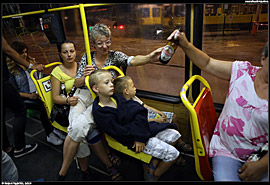 Štětín (Szczecin) - na zákazy pití alkoholu v tramvajích se zde nedbá, cestou do zanedbané čtvrti Gocław