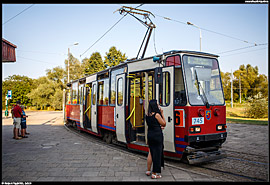 Štětín (Szczecin) - typická štětínská tramvaj polské výroby značky Konstal a její řidička na konečné Gocław