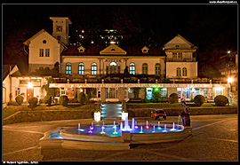 Szczawnica - Pieninské muzeum v noci a barevná fontána
