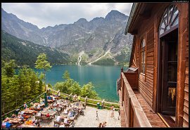 Schronisko Morskie Oko - výhled z terasy na venkovní zahrádku a jezero