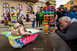 Akce je pro fotografy velmi oblíbená, avšak ve vodním prostředí pro techniku i nebezpečná (2022)