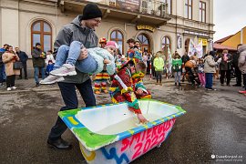 Děti jsou tohoto rituálu ušetřeny, tady si tatínek s dcerou pouze dělají legraci (2022)