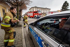 Vše probíhá pod dohledem policie (2022)