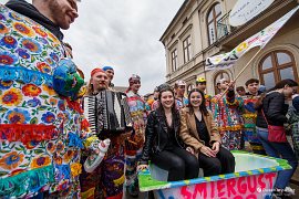 Tato dvojice dívek schytala pořádné přívaly vody, za to se jim dostává výsadního postavení při hromadné fotografii (2022)