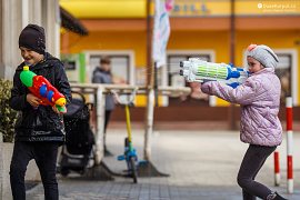 Vodní bitvy na wilamowickém náměstí zůstávají mezi dětmi ještě po skončení akce (2022)