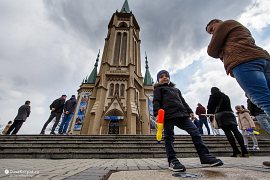 Mladý pistolník se také připravuje do akce, napětí podtrhuje temné nebe (2022)