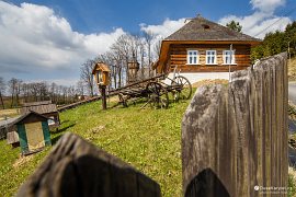 Starodávná, muzejní dřevěnice, v minulosti sloužící jako škola (2022)