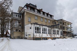 Dávný hotel Imperial z roku 1927, dlouho fungoval jako sportovní výcvikové středisko a setkávali se tu sportovci z celého světa, od roku 2013 uzavřený (2025)