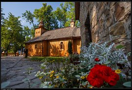 Zakopane - dřevěný kostel Panny Marie Čenstochovské (kościół drewniany) pohledem od kamenné kaple