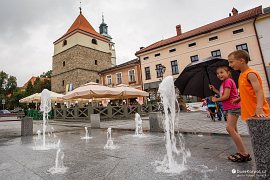 Náměstí v Živci (Rynek w Żywcu) s atraktivními vodními prvky (2016)