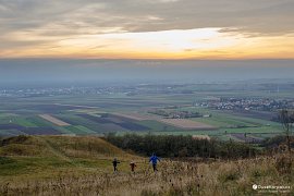 Může být něco krásnějšího než volné sbíhání travnatého svahu při západu slunce? (2020)