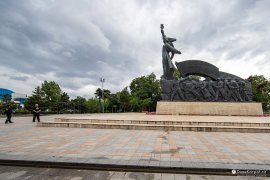 Památník vítězství nad fašismem (Victoria împotriva fascismului), aktuálně hlídaný ostrahou (2023)