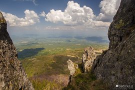 Pohled z vrcholu Creasta Cocoșului směrem na Breb a do Maramurešské kotliny (2018)