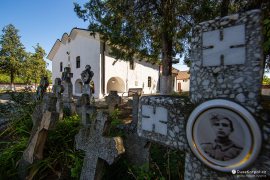 Zakopaný kostel v Istrii, kříže v areálu připomínají místní hrdiny zemřelé za druhé světové války (2023)