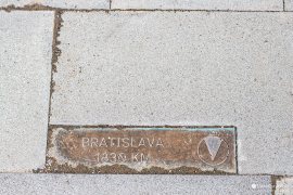 Cedulka v chodníku informuje, že Dunaj v těchto místech urazil z Bratislavy 1830 km (2023)
