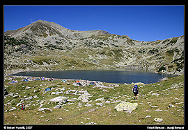 Retezat - jezero Bucura se stejnojmenným vrcholem v pozadí