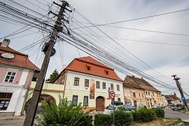 Dům Jana Zápolského (Casa Zapolya) z 15. století. Spleť elektrických drátů v Rumunsku nesmí chybět (2024)