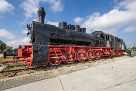 Historická parní lokomotiva CFR 50.506 u nádraží. Exponát nejpočetnějšího druhu rumunských parních lokomotiv. Tato byla v provozu až do roku 1980. (2024)