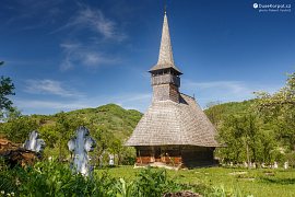 Ungureni - dřevěný kostel sv. Archandělů Michaela a Gabriela (biserica de lemn Sfinții Arhangheli Mihail și Gavriil) z 18. století (2018)