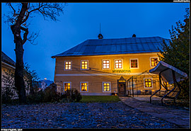 Senensisův dům (Senensisov dom) a restaurace Monarchia, v pozadí osvětlená Kalvárie