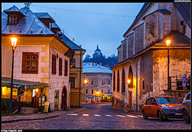 Banská Štiavnica - průhled na Nový zámok uličkou vedle Slovenského kostela