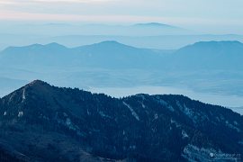 Za Liptovskou Marou hřebínek Chočských vrchů s Prosieckou dolinou, za nimi poměrně plochý hřebínek Oravské Magury a v pozadí Oravské Beskydy s Pílskem v čele (2024)