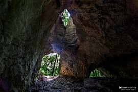 Na druhé straně je vstup do Malé Drienčanské jeskyně děrovaný jako ementál (2020)