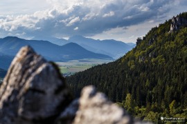 Velikáni Malé Fatry schovávající se v mracích, v pozadí úplně vpravo vykukuje hora Pupov (2022)