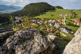 Vpravo příjezd do Studničné od hlavní silnice, vlevo cesta pokračuje dolů do Komjatné (2022)