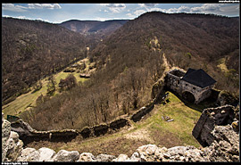 Hrad Čabraď, pohled do kaňony říčky Litavy