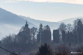 Kostel na pahorku ve vsi Hrachovište zahalený do karpatské mlhy (2023)