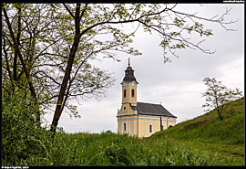 Veľký Kamenec (Nagykövesd) - kostelík u zříceniny