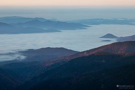 Pohled z Chopku do mlhou zahaleného Horehroní. V dolině Hronu vpravo vyčnívá kopec Hradisko nad obcí Nemecká. (2024)