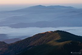 V popředí sluncem osvětlené svahy Pálenice, v pozadí namodralé pohoří Poľana se stejnojmenným nejvyšším vrcholem (2024)