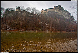 Oravský hrad na skalnatém ostrohu nad řekou Oravou